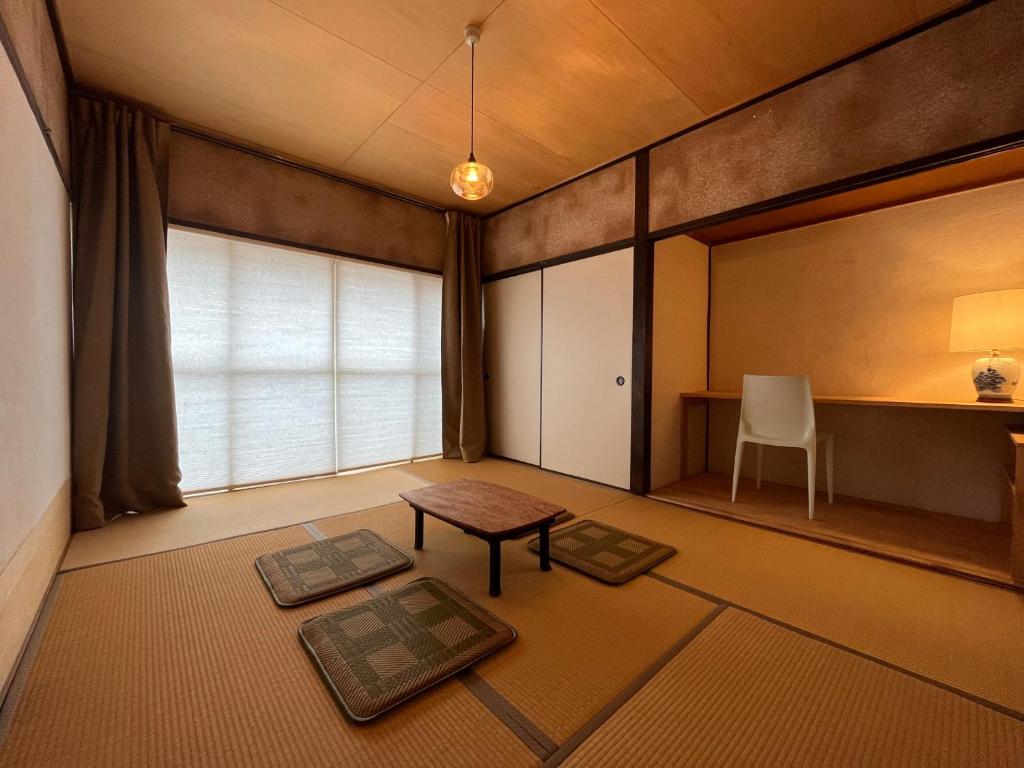 un soggiorno con tavolo e finestra di AKUNOURA HUIS a Nagasaki