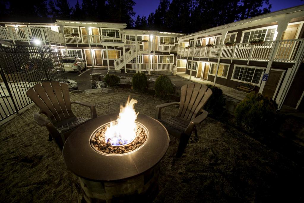 uma fogueira em frente a um edifício à noite em Avalon Lodge South Lake Tahoe em South Lake Tahoe