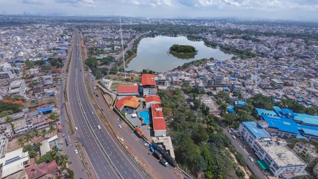 una vista aérea de una ciudad con una carretera y un río en Mayur Belgaum Presidency Hotel &amp; Spa, en Belgaum