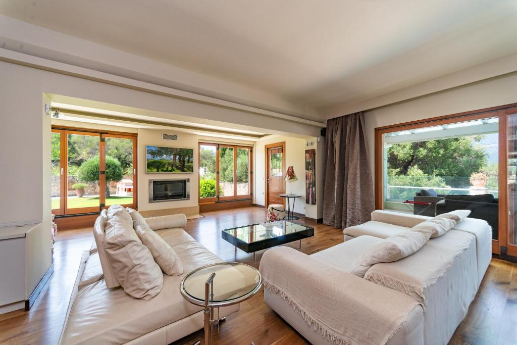 un soggiorno con un divano e un tavolo di Villa Oneirodromio a Kato Korakiana