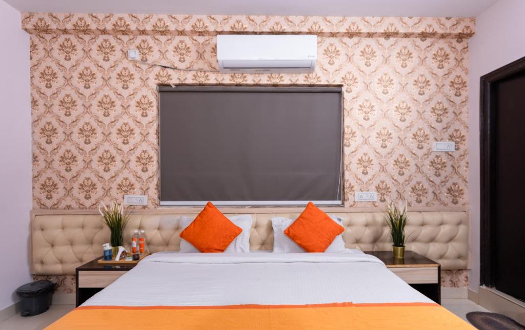 Postel nebo postele na pokoji v ubytování Hotel Iris Atnest Madhapur - A Business Hotel