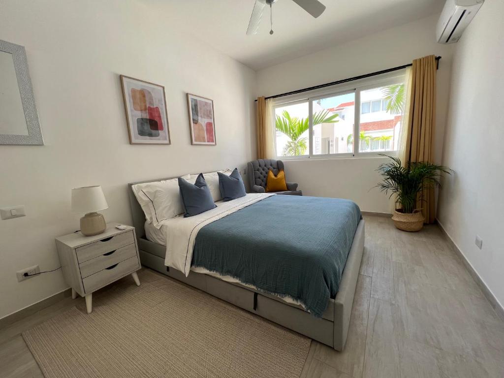 Un dormitorio con una cama grande y una ventana en Casa Mulata Coral Village Pool & Playa 2, en Punta Cana