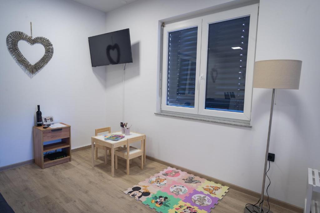 TV a/nebo společenská místnost v ubytování Cuckoo's Alpine Nest