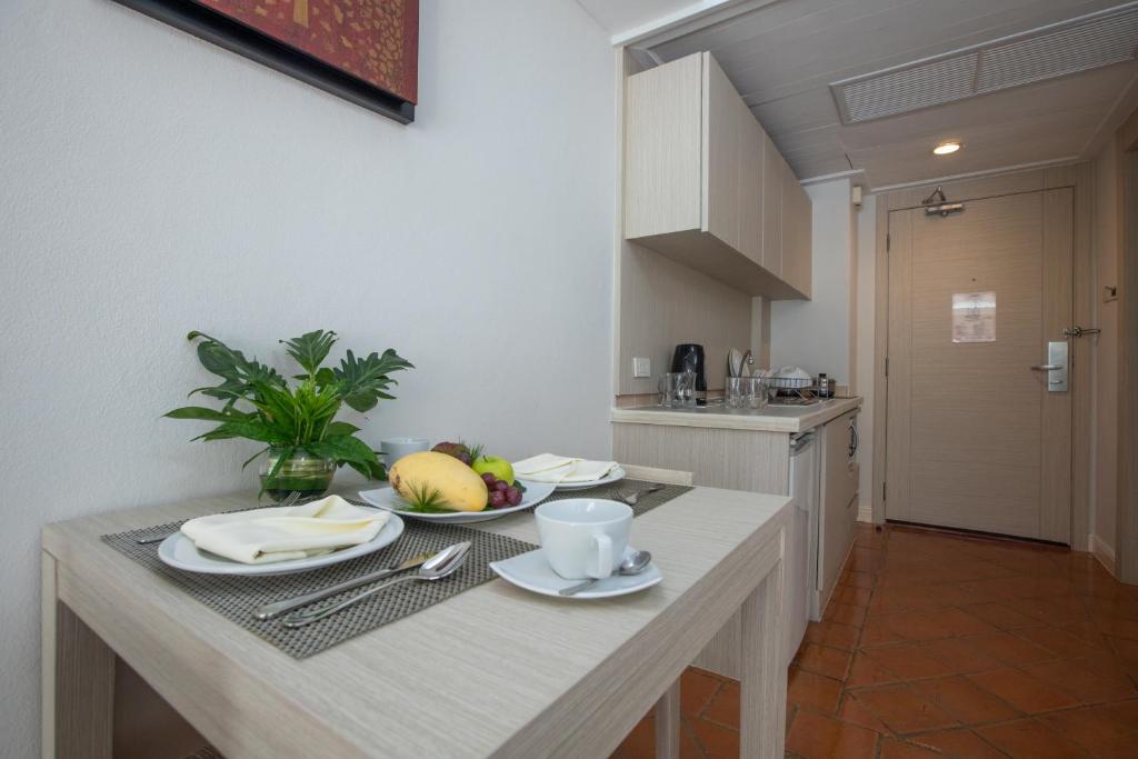 Kuchyň nebo kuchyňský kout v ubytování Kantary Bay Hotel Phuket