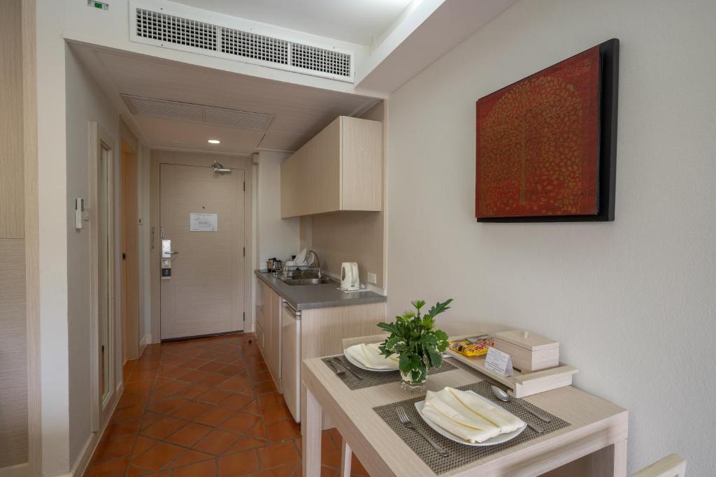 Kuchyň nebo kuchyňský kout v ubytování Kantary Bay Hotel Phuket