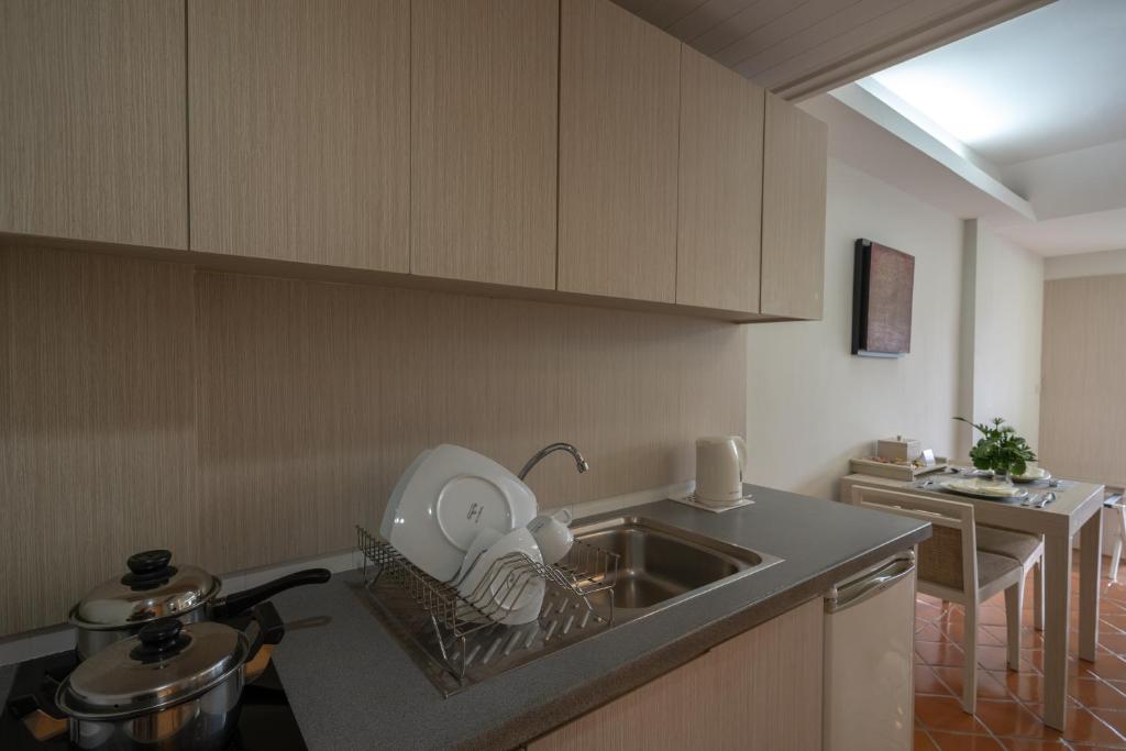 Kuchyň nebo kuchyňský kout v ubytování Kantary Bay Hotel Phuket