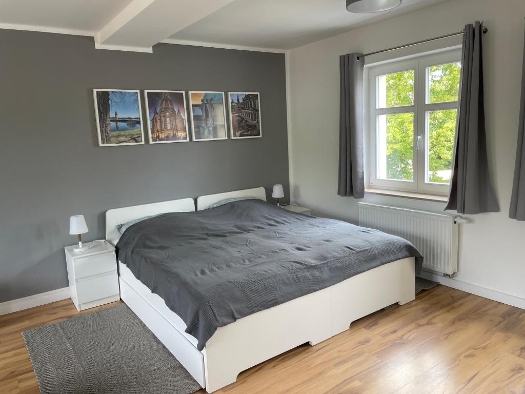 Postel nebo postele na pokoji v ubytování Ferienwohnung-Elbland