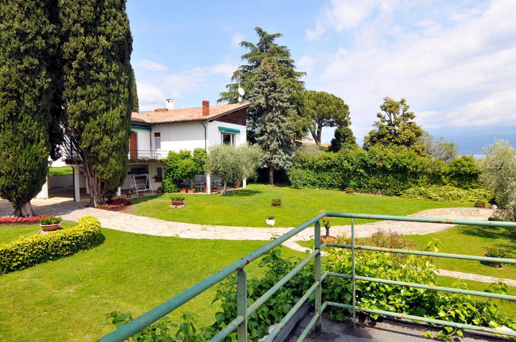 widok na dom z ogrodem w obiekcie Villa Cecilia w mieście San Felice del Benaco