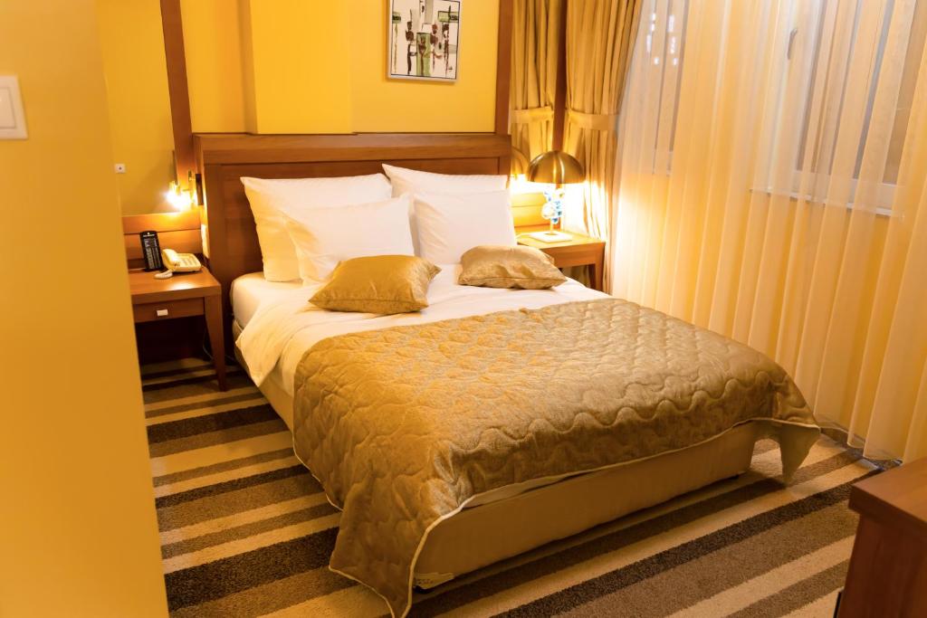 Postel nebo postele na pokoji v ubytování Hotel Ambasador Prishtina