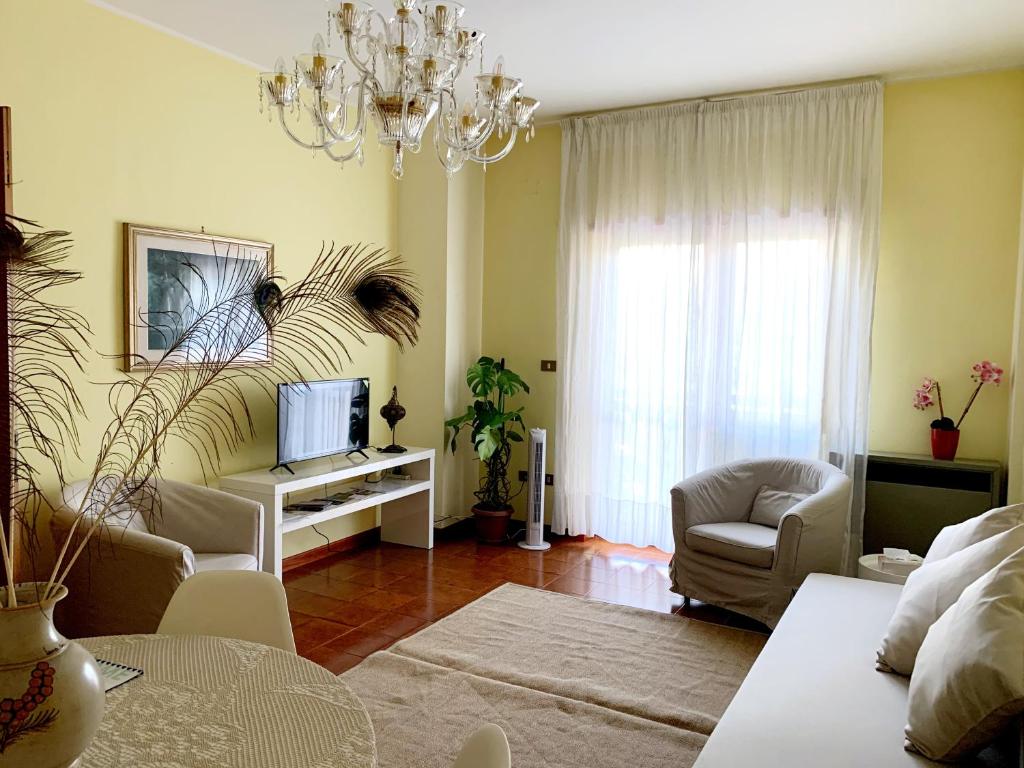 a living room with a couch and a tv at Da Marzia apartment in LʼAquila