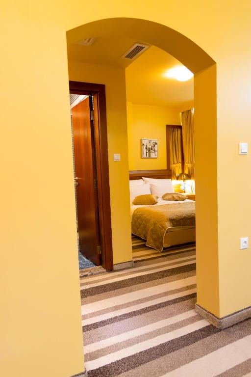 Postel nebo postele na pokoji v ubytování Hotel Ambasador Prishtina