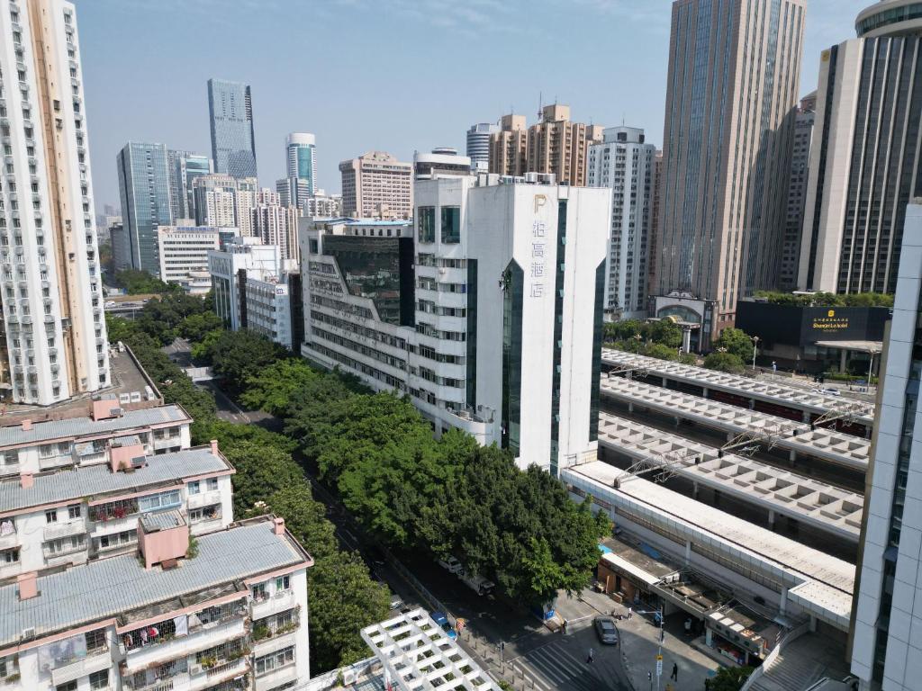 uma vista para uma cidade com edifícios e um comboio em Paco Hotel Shenzhen Luohu Port em Shenzhen