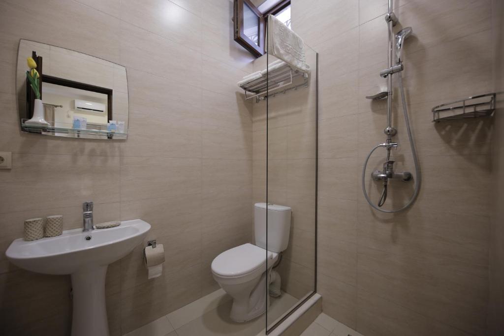 W łazience znajduje się toaleta, umywalka i prysznic. w obiekcie Oxygen Hotel w mieście Shekhvetili