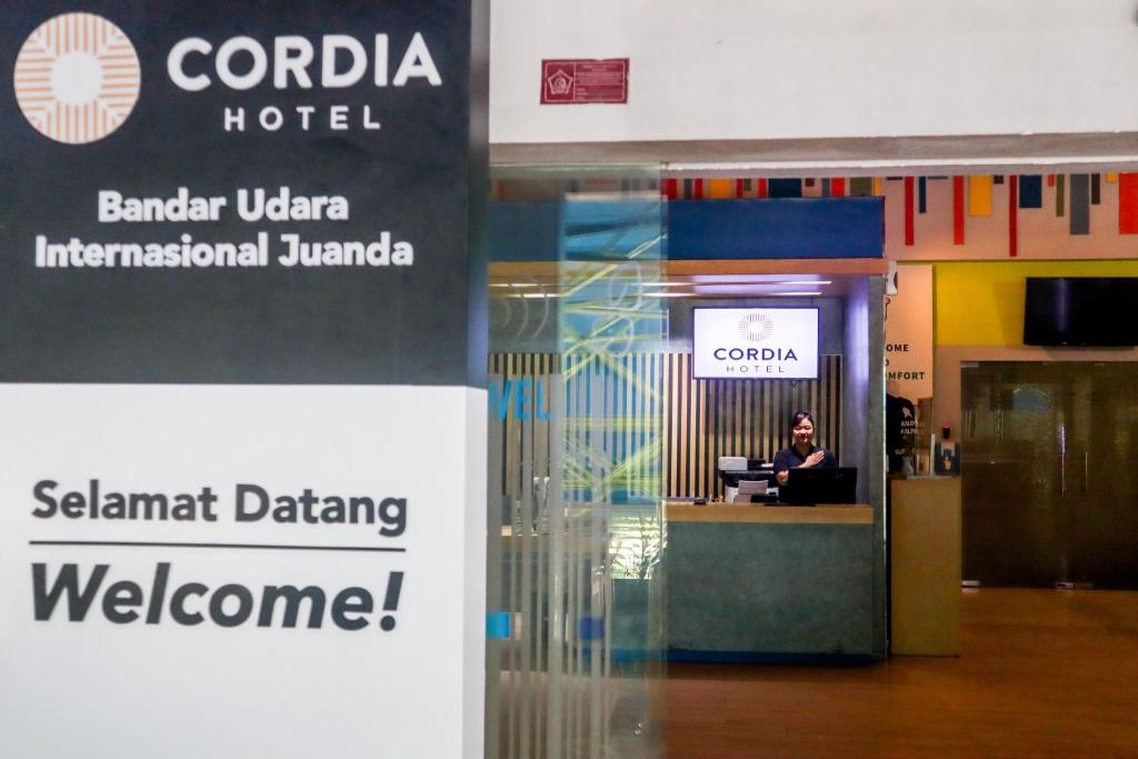Cordia Hotel Surabaya Airport - Hotel Dalam Bandara - Formerly Ibis Budget Surabaya Airport tesisinde lobi veya resepsiyon alanı