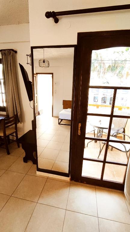 Posteľ alebo postele v izbe v ubytovaní Dedalos n2 Mountain View apartment-30 metres from the beach