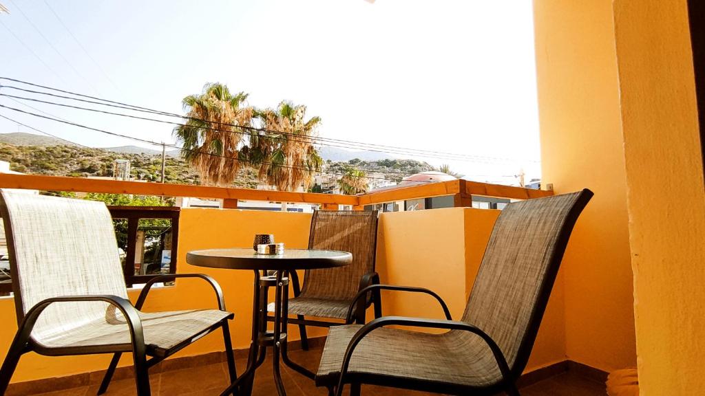 Balkón alebo terasa v ubytovaní Dedalos n2 Mountain View apartment-30 metres from the beach