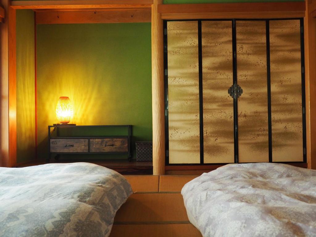Postel nebo postele na pokoji v ubytování 余呉の里山-ランプの宿-さくら