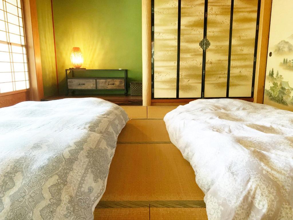 Postel nebo postele na pokoji v ubytování 余呉の里山-ランプの宿-さくら