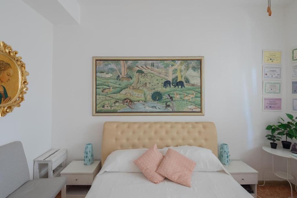 sypialnia z łóżkiem z różowymi poduszkami w obiekcie Abitazione per 4 con Terrazzo - Mare+Metro vicine w mieście Lido di Ostia