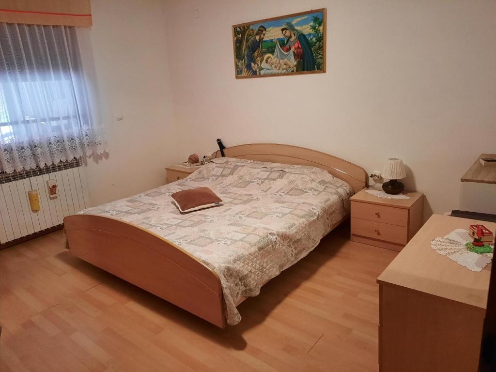 una camera con letto e pavimento in legno di Sobe 
