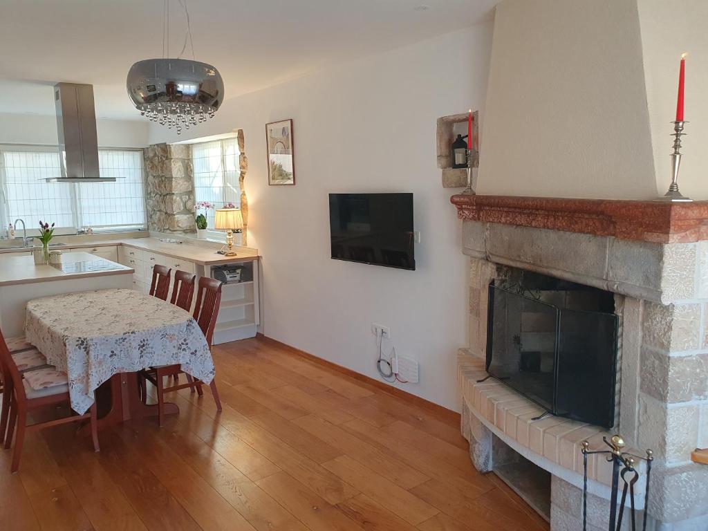 TV a/nebo společenská místnost v ubytování Apartment NINA