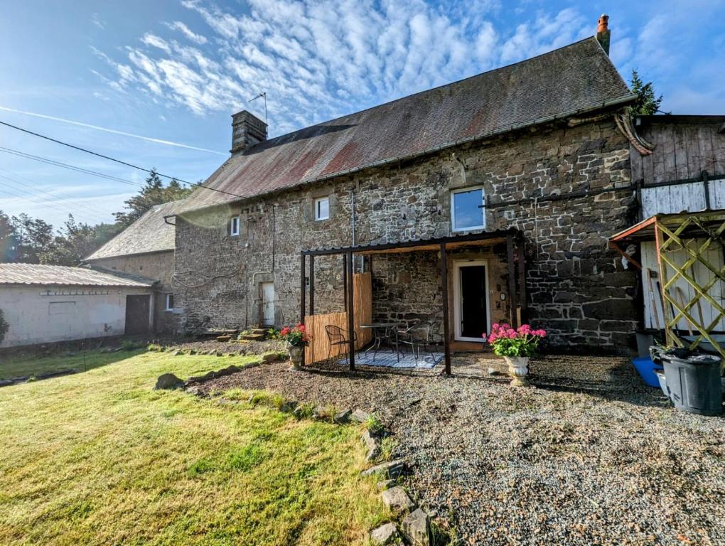 une ancienne maison en pierre avec une grange dans l'établissement Les Gites de la Cabache, à Montaigu-les-Bois