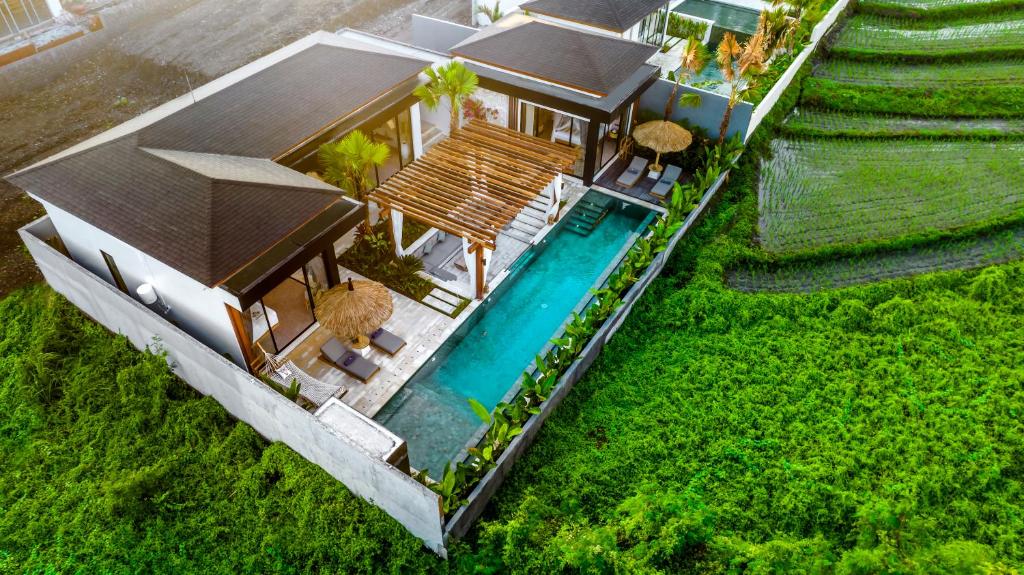Cette chambre offre une vue sur une maison dotée d'une piscine. dans l'établissement Villa Sawadee by BaliSuperHost, à Canggu