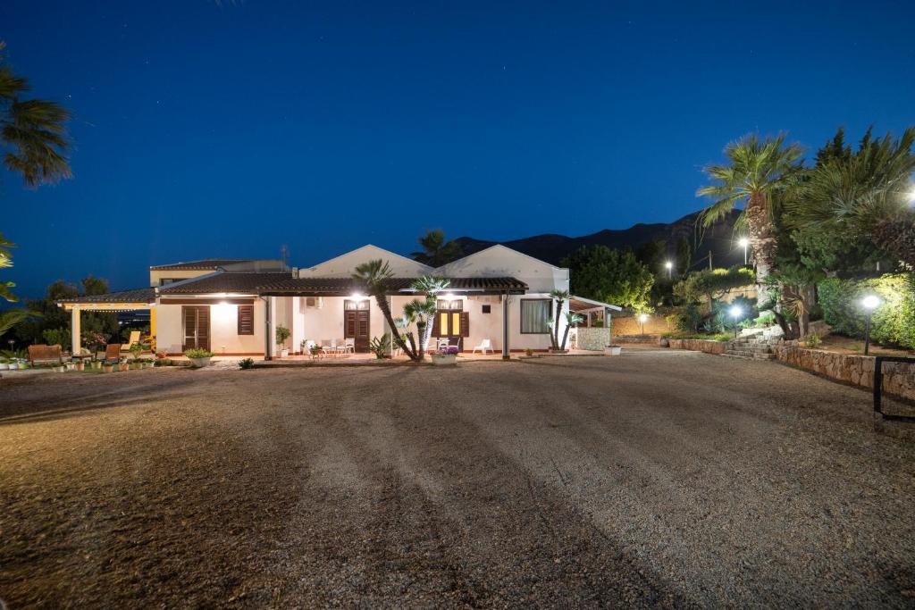 ein Haus mit Kieseinfahrt in der Nacht in der Unterkunft B&B Kòre in Castellammare del Golfo