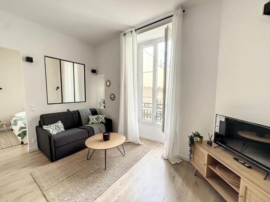 un salon avec un canapé et une table dans l'établissement Lamartine hypercentre 112, à Nice