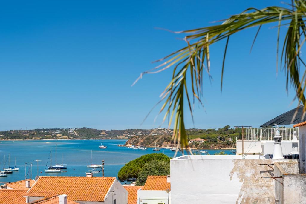 une vue d'un port avec des bateaux dans l'eau dans l'établissement Casa dos Amigos, à Alvor