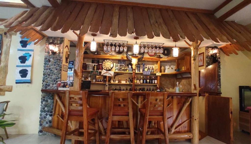 Lounge nebo bar v ubytování The Lalouette Inn