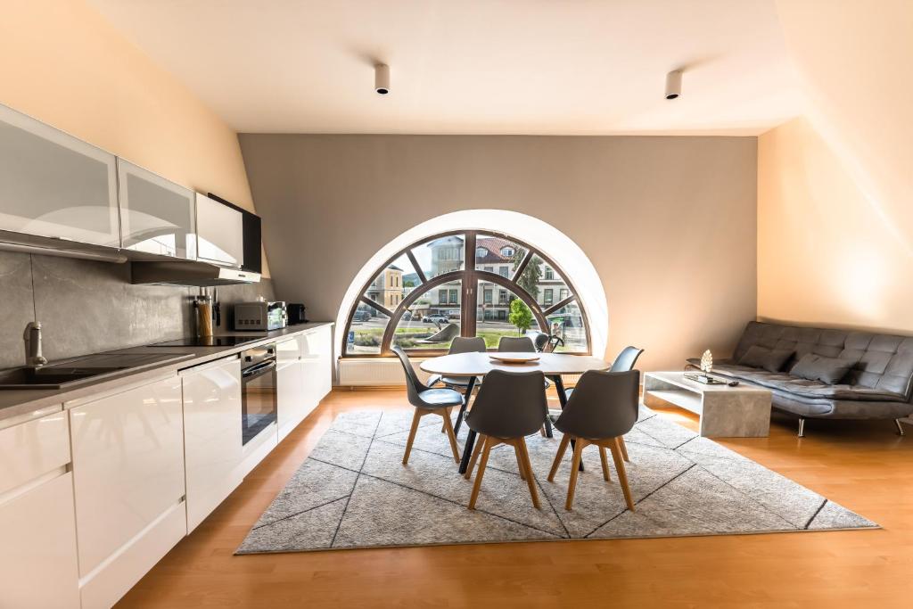 Lovely 4-bedroom flat in historical center with stunning view - Housity