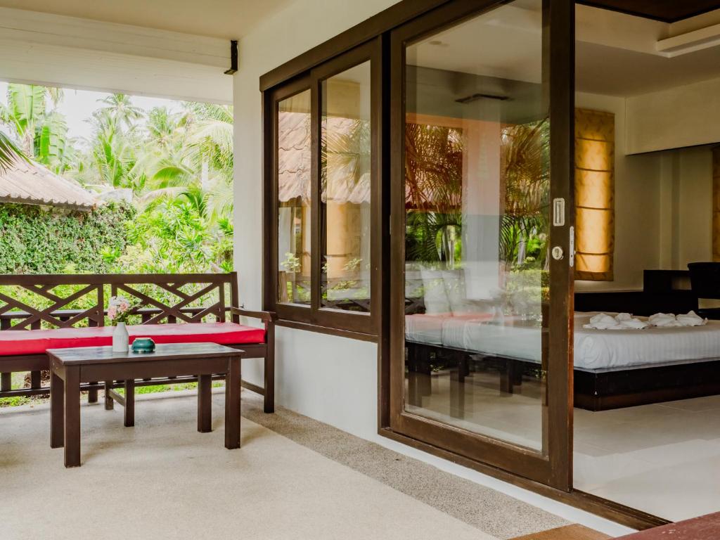 Postel nebo postele na pokoji v ubytování Am Samui Resort Taling Ngam