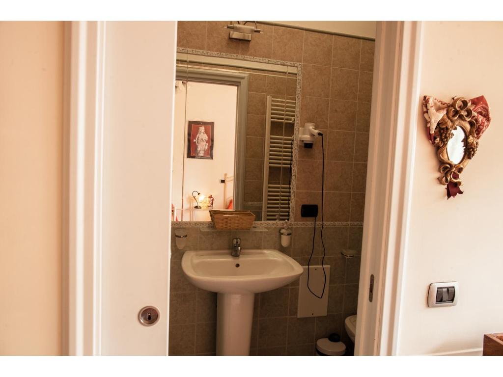 A bathroom at Casa Vacanze Il Gatto Rosso
