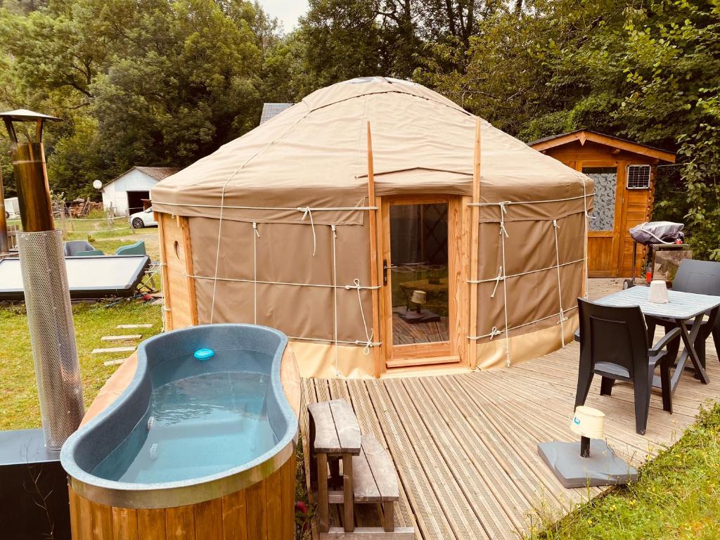 yurta con bañera en una terraza de madera en Yourte et son bain nordique en Fréchet-Aure