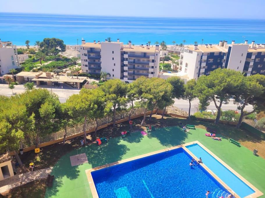 een afbeelding van een zwembad in een resort bij Apartamento con vistas al mar in Villajoyosa