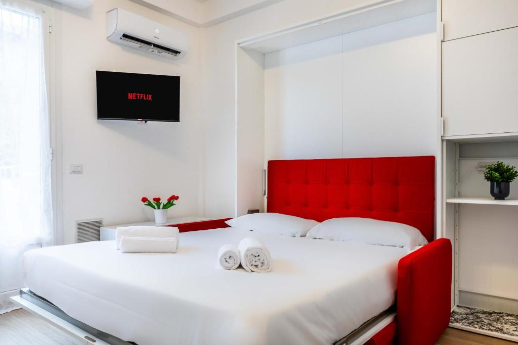 Postel nebo postele na pokoji v ubytování Prada & Bocconi - Cozy Studio, Fast WiFi, Tram