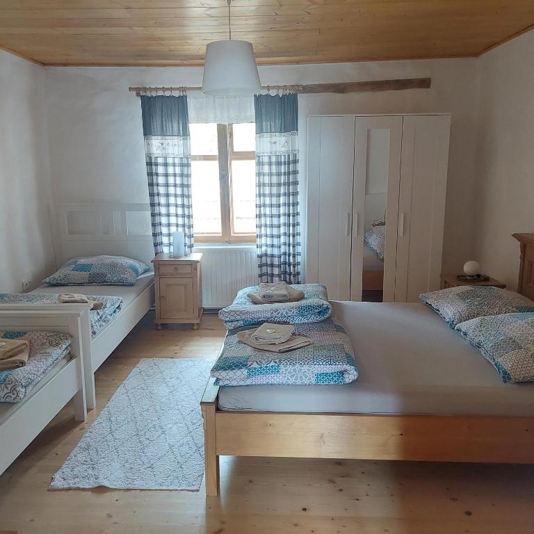 1 dormitorio con 2 camas y ventana en Apartmány U Tří Sluncí en Hroubovice