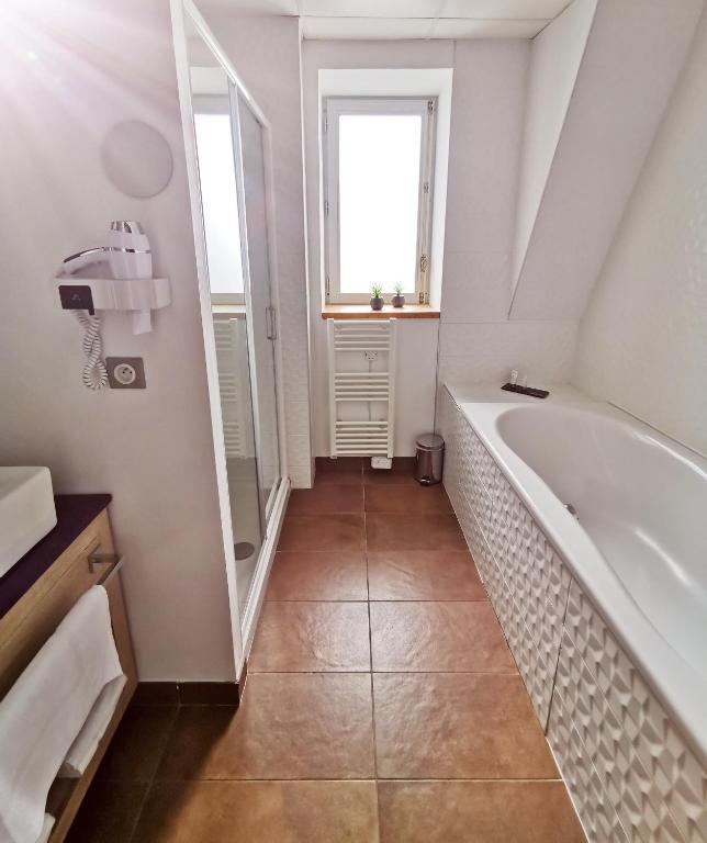 Koupelna v ubytování Grand Hôtel Brive