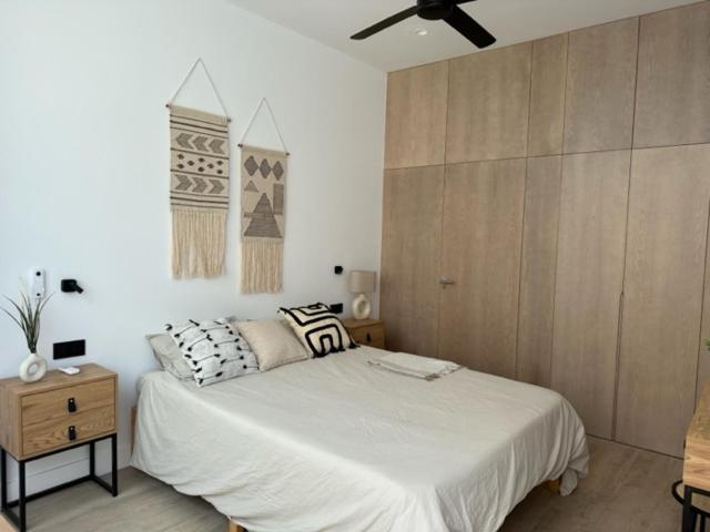 Postel nebo postele na pokoji v ubytování VILLA SARAH Barrosa Playa