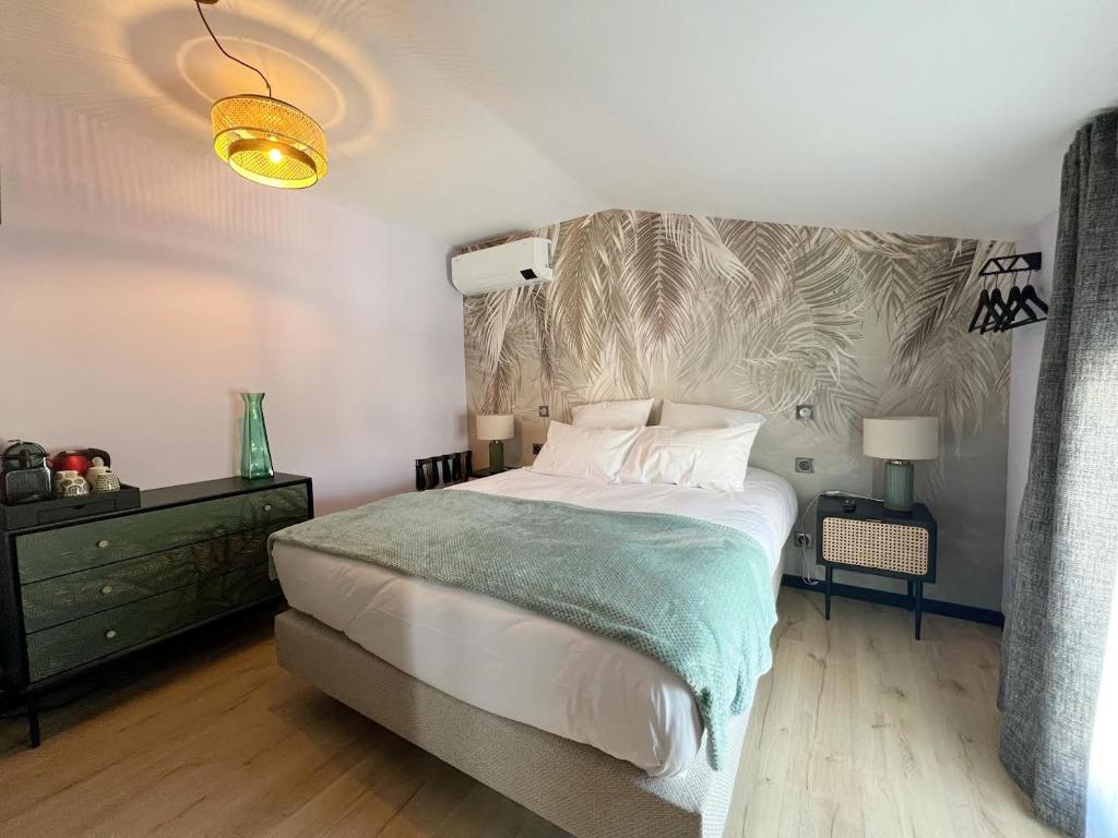 sypialnia z dużym łóżkiem i zielonym kocem w obiekcie Le240b #4 w mieście Saint-Mard
