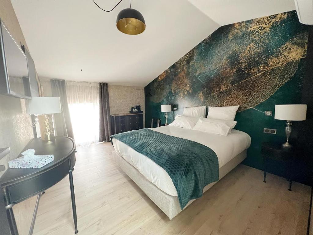 ein Schlafzimmer mit einem großen Bett und einer grünen Wand in der Unterkunft Le240b #3 in Saint-Mard