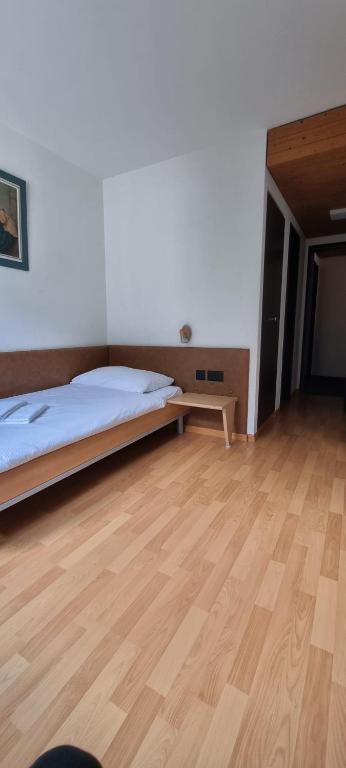 Postel nebo postele na pokoji v ubytování Hotel Stadthof Glarus