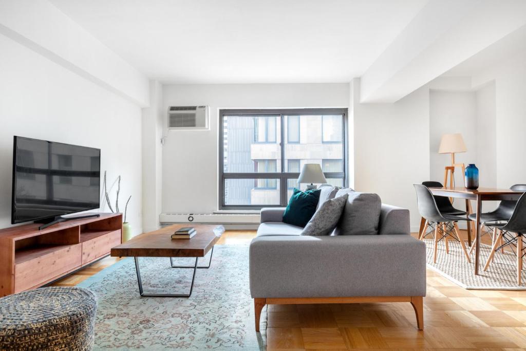 Гостиная зона в Midtown E 1BR w WD Doorman nr Central Park NYC-534