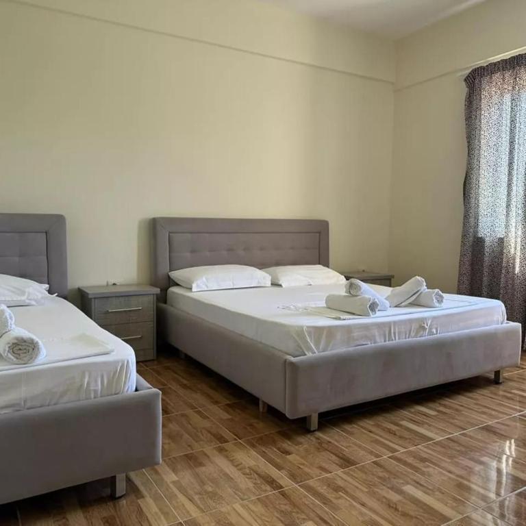 Postel nebo postele na pokoji v ubytování Vila Zisi Himare