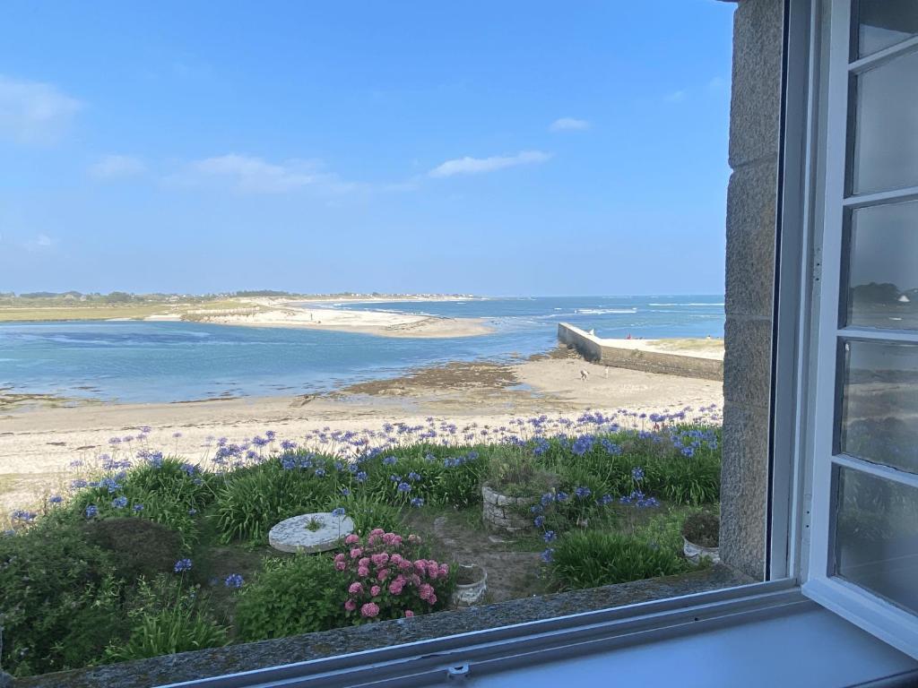 une fenêtre ouverte avec vue sur la plage dans l'établissement Villa Ster et Mer, à Plobannalec-Lesconil