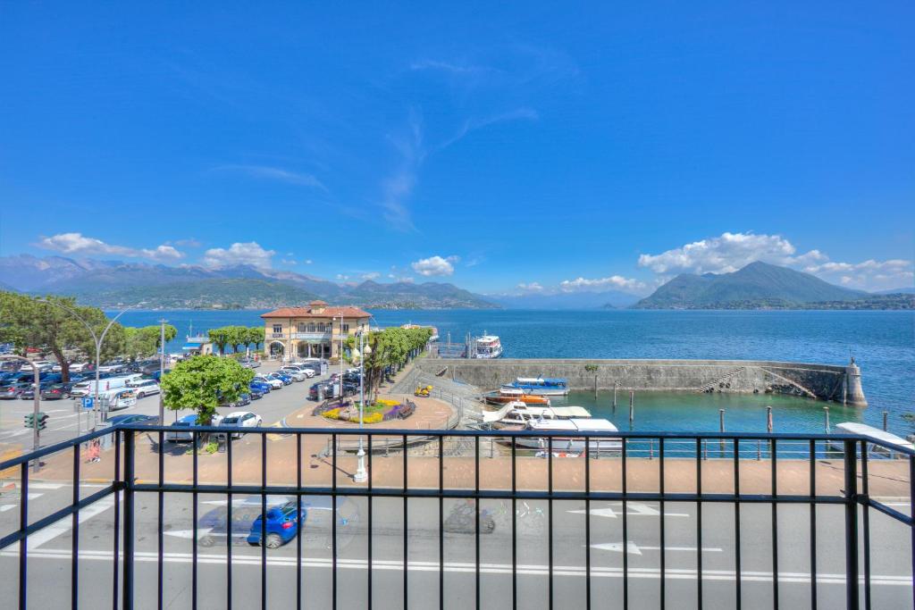 d'un balcon avec vue sur l'eau. dans l'établissement Il Porticciolo Stresa Stunning Lake View - Happy Rentals, à Stresa