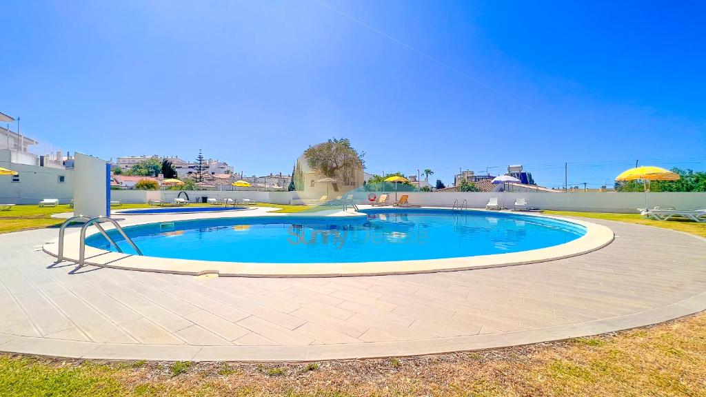 uma grande piscina no meio de um quintal em Oura Descobrimentos by Sunny Deluxe em Albufeira