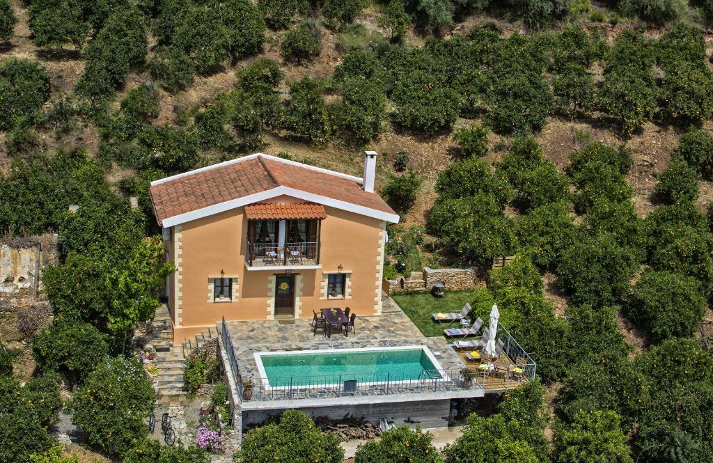 uma vista aérea de uma casa com piscina em Citrea Villa em Fournés