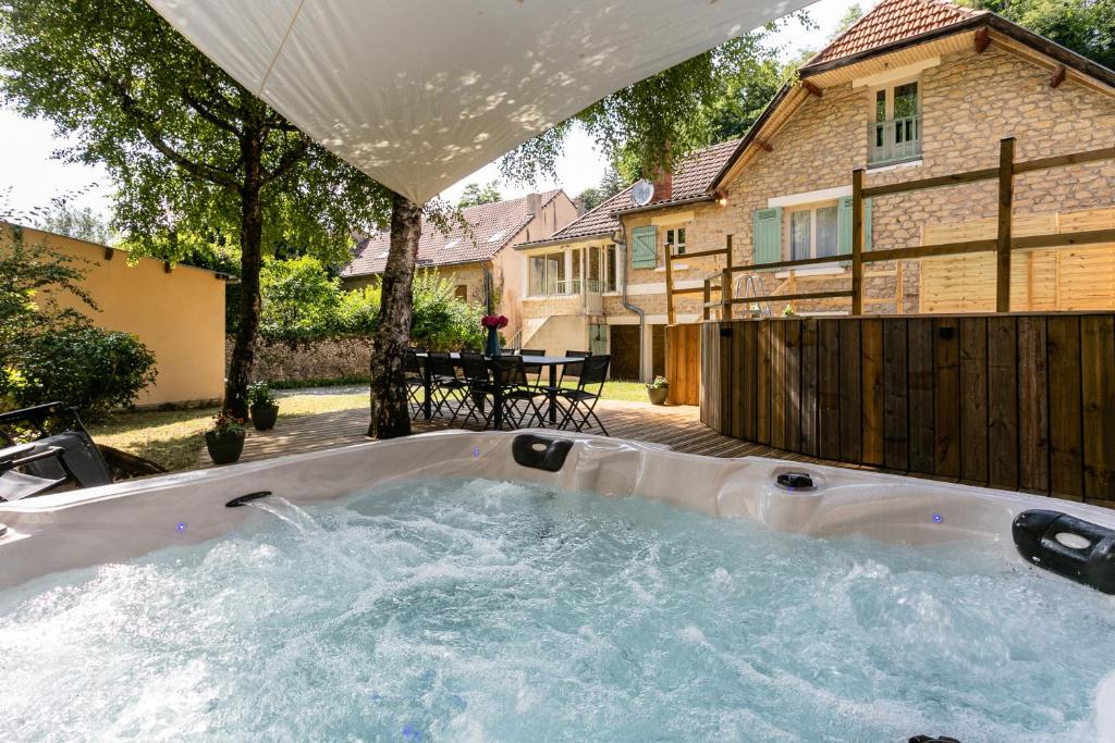 uma banheira de hidromassagem no quintal de uma casa em Wonderful house in Sarlat center with heated pool & jaccuzi em Sarlat-la-Canéda